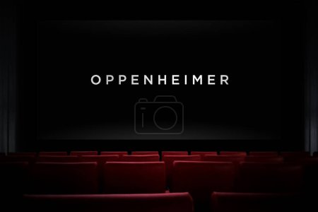 Téléchargez les photos : Film Oppenheimer au cinéma. Regarder un film au cinéma. Astana, Kazakhstan - 2 juillet 2023. - en image libre de droit