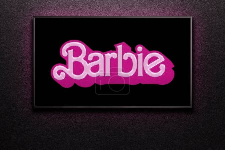 Téléchargez les photos : Écran de télévision jouant Barbie bande-annonce ou film. TV sur mur texturé noir. Astana, Kazakhstan - 2 juillet 2023. - en image libre de droit