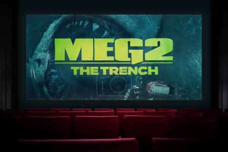 Foto de Meg 2 La película Trench en el cine. Ver una película en el cine. Astana, Kazajstán - 6 de julio de 2023. - Imagen libre de derechos
