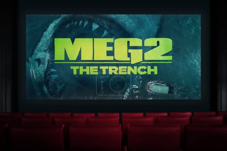 Foto de Meg 2 La película Trench en el cine. Ver una película en el cine. Astana, Kazajstán - 6 de julio de 2023. - Imagen libre de derechos