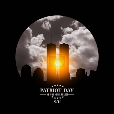 Téléchargez les photos : New York silhouette skyline avec Twin Towers sur fond de ciel noir et blanc et le soleil dans un cadre rond noir avec inscription Jour du patriote nous n'oublierons jamais. 09.11.2001 Journée américaine des patriotes. - en image libre de droit