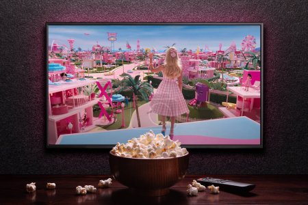 Foto de Pantalla de TV jugando Barbie trailer o película. TV con control remoto y tazón de palomitas. Astana, Kazajstán - 2 de julio de 2023. - Imagen libre de derechos