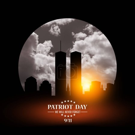 Téléchargez les photos : New York silhouette skyline avec Twin Towers sur fond de ciel noir et blanc et le soleil dans un cadre rond noir avec inscription Jour du patriote nous n'oublierons jamais. 09.11.2001 Journée américaine des patriotes. - en image libre de droit