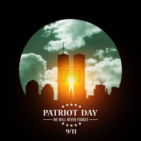 Téléchargez les photos : New York silhouette skyline avec Twin Towers sur fond de ciel vert et le soleil dans un cadre rond noir avec inscription Patriot Day We Will Never Forget. 09.11.2001 Journée américaine des patriotes. - en image libre de droit