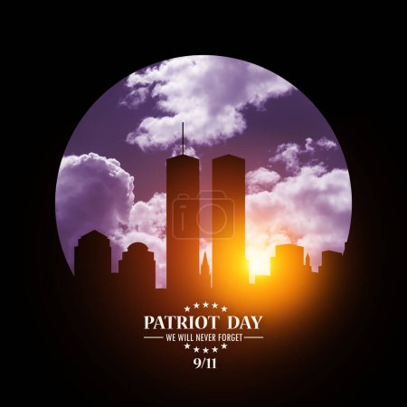 Téléchargez les photos : New York silhouette skyline avec Twin Towers sur fond de ciel violet et le soleil dans un cadre rond noir avec inscription Patriot Day We Will Never Forget. 09.11.2001 Journée américaine des patriotes. - en image libre de droit