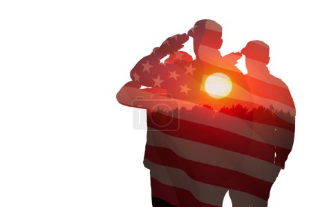 Téléchargez les photos : Silhouettes de soldats avec impression de coucher de soleil et drapeau des États-Unis saluant isolé sur fond blanc. Carte de souhaits pour la fête des anciens combattants, le jour du Souvenir, la fête de l'indépendance. Amérique célébration. - en image libre de droit