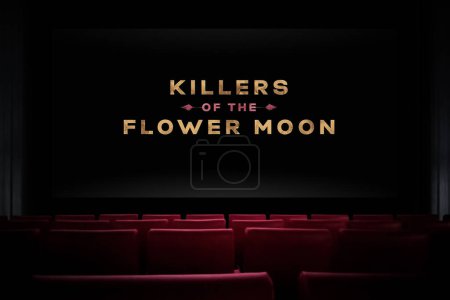 Foto de Asesinos de la película Flower Moon en el cine. Ver una película en el cine. Astana, Kazajstán - 8 de septiembre de 2023. - Imagen libre de derechos