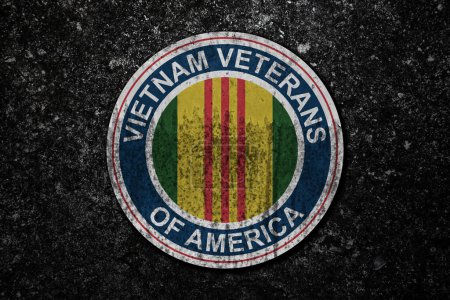 Téléchargez les photos : Symbole des vétérans du Vietnam d'Amérique sur fond de mur de pierre. Journée des vétérans du Vietnam. Commémoration générale dans les forces armées. Style grunge. - en image libre de droit