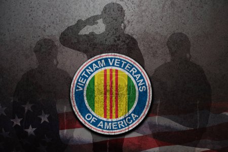 Téléchargez les photos : Silhouettes de soldats saluant et symbole des vétérans du Vietnam d'Amérique sur fond de fer rouillé avec drapeau des États-Unis. Journée des vétérans du Vietnam. Style grunge. - en image libre de droit
