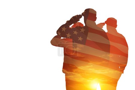 Téléchargez les photos : Silhouettes de soldats avec impression de coucher de soleil et drapeau des États-Unis saluant isolé sur fond blanc. Carte de souhaits pour la fête des anciens combattants, le jour du Souvenir, la fête de l'indépendance. Amérique célébration. - en image libre de droit