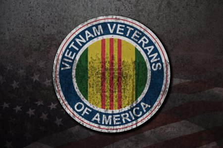 Téléchargez les photos : Symbole des vétérans du Vietnam d'Amérique sur fond de fer rouillé. Journée des vétérans du Vietnam. Commémoration générale dans les forces armées. Style grunge. - en image libre de droit