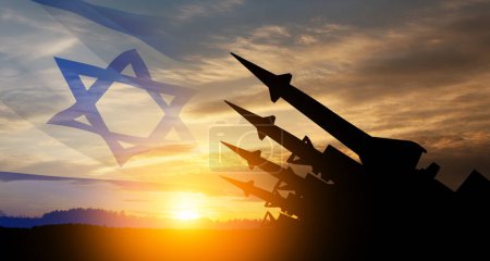 Die Raketen zielen bei Sonnenuntergang mit der israelischen Flagge in den Himmel. Atombombe, chemische Waffen, Raketenabwehr, Salvenfeuer.