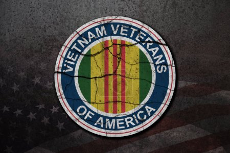 Téléchargez les photos : Symbole des vétérans du Vietnam d'Amérique sur fond de fer rouillé. Journée des vétérans du Vietnam. Commémoration générale dans les forces armées. Style grunge. - en image libre de droit