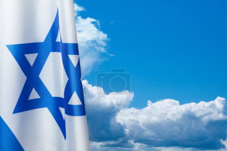 Téléchargez les photos : Drapeau Israël avec une étoile de David sur fond de ciel nuageux. Concept patriotique sur Israël avec des symboles nationaux de l'État. Bannière avec place pour le texte. - en image libre de droit