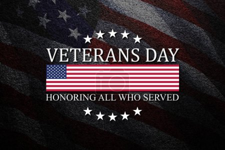 Veterans Day Honoring All Who Served Inschrift auf schwarzem strukturiertem Hintergrund mit USA-Flagge. Amerikanisches Urlaubsposter. Banner, Flyer, Aufkleber, Grußkarte, Postkarte.