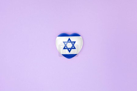 Draufsicht oder flache Herzenslage mit Druck der israelischen Flagge auf violettem Hintergrund mit Kopierraum. Flach lag er. Kopierraum.