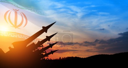 Téléchargez les photos : Les missiles visent le ciel au coucher du soleil avec le drapeau iranien. Bombe, armes chimiques, défense antimissile, un système de tir salvo. - en image libre de droit