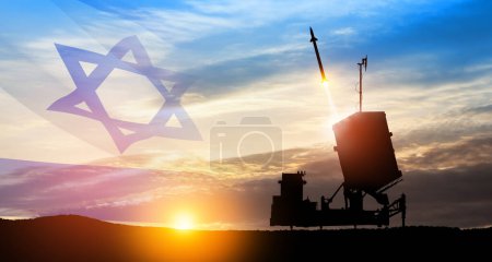 Téléchargez les photos : Lancement du missile de défense aérienne Dôme de fer d'Israël. Les missiles visent le ciel au coucher du soleil avec le drapeau israélien. La défense antimissile, un système de tir de salve. - en image libre de droit