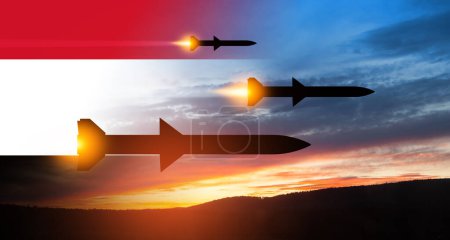 Téléchargez les photos : Les missiles lancés volent vers la cible. Missiles dans le ciel au coucher du soleil avec drapeau du Yémen. La défense antimissile, un système de tir de salve. - en image libre de droit