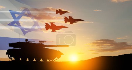 Silhouetten von Panzern und Kampfflugzeugen vor dem Hintergrund des Sonnenuntergangs mit einer durchsichtigen schwenkenden Israel-Flagge. Militärmaschinerie. Unabhängigkeitstag.