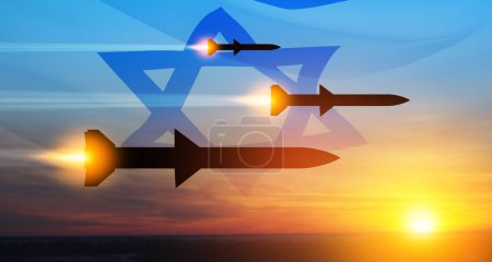Abgefeuerte Raketen fliegen auf das Ziel zu. Raketen am Himmel bei Sonnenuntergang mit israelischer Flagge. Raketenabwehr, ein System des Salvenfeuers.