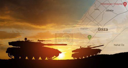 Silhouetten von Panzern der Armee am Himmel bei Sonnenuntergang mit Landkarte von Gaza. Israelische Bodenoffensive in Gaza.