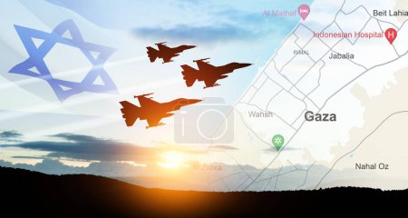 Siluetas de aviones de combate en el fondo de la puesta del sol con mapa de Gaza y la bandera de Israel. Operación terrestre israelí en Gaza.