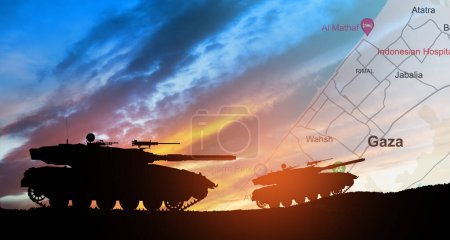 Foto de Siluetas de tanques del ejército y aviones de combate en el fondo de la puesta del sol con el mapa de Gaza. Operación terrestre israelí en Gaza. - Imagen libre de derechos