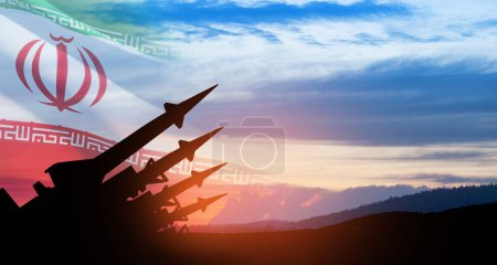 Die Raketen zielen bei Sonnenuntergang mit iranischer Flagge in den Himmel. Bombe, chemische Waffen, Raketenabwehr, Salvenfeuer.
