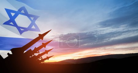 Die Raketen zielen bei Sonnenuntergang mit der israelischen Flagge in den Himmel. Atombombe, chemische Waffen, Raketenabwehr, Salvenfeuer.