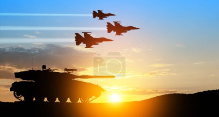 Foto de Siluetas de tanque del ejército y aviones de combate en el fondo de la puesta del sol. Maquinaria militar. Día de la Independencia. - Imagen libre de derechos