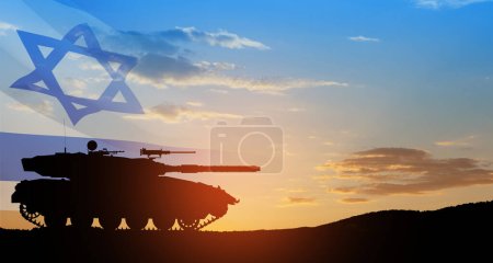 Silhouette eines Armeepanzers im Hintergrund des Sonnenuntergangs mit der israelischen Flagge. Militärmaschinerie.