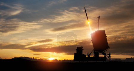 Téléchargez les photos : Lancement du missile de défense aérienne Dôme de fer d'Israël. Les missiles visent le ciel au coucher du soleil. La défense antimissile, un système de tir de salve. - en image libre de droit