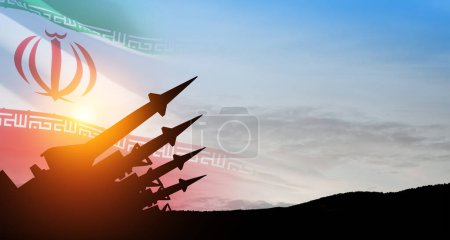 Téléchargez les photos : Les missiles visent le ciel au coucher du soleil avec le drapeau iranien. Bombe, armes chimiques, défense antimissile, un système de tir salvo. - en image libre de droit