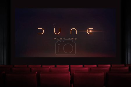 Téléchargez les photos : Dune Deuxième partie film au cinéma. Regarder un film au cinéma. Astana, Kazakhstan - 15 mai 2023. - en image libre de droit