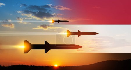 Foto de Los misiles disparados vuelan hacia el objetivo. Misiles en el cielo al atardecer con bandera de Yemen. Defensa de misiles, un sistema de fuego de salva. - Imagen libre de derechos