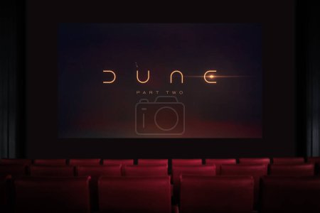 Foto de Dune segunda parte de la película en el cine. Ver una película en el cine. Astana, Kazajstán - 15 de mayo de 2023. - Imagen libre de derechos