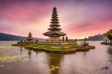 Foto de Templo Pura Ulun Danu en un lago Beratán en Bali Indonesia. Salida del sol y colores cálidos - Imagen libre de derechos