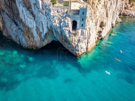 Téléchargez les photos : Vue aérienne de la mer et du littoral, Sardaigne, Italie. Porto Flavia, kayaks - en image libre de droit