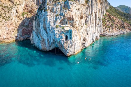 Téléchargez les photos : Vue aérienne de la mer et du littoral, Sardaigne, Italie. Porto Flavia, kayaks - en image libre de droit