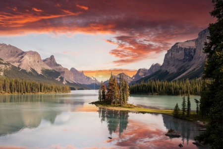 Téléchargez les photos : Spirit Island, lac Maligne. Ciel spectaculaire au coucher du soleil au parc national Jasper, Canada - en image libre de droit