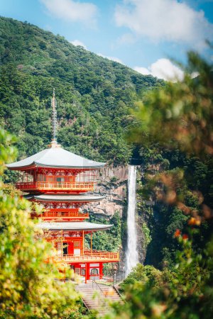 Téléchargez les photos : Temple japonais et cascade à Nachi Taisha, province du Kansai. Japon - en image libre de droit