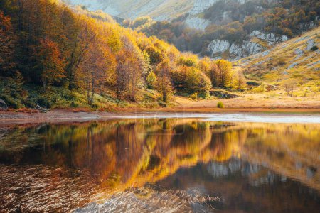 Téléchargez les photos : Paysage de lac d'automne avec réflexion, nuages. Apennins, Italie - en image libre de droit