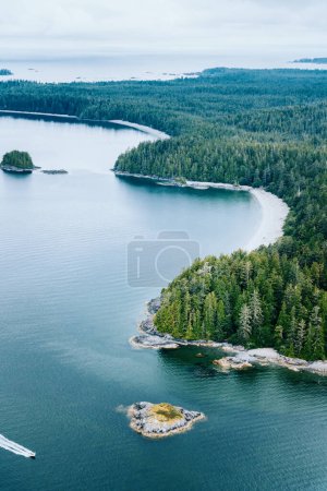 Téléchargez les photos : Aérienne de l'inlet Tofino avec des îles et des forêts. Île de Vancouver, Canada - en image libre de droit