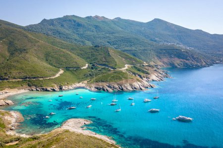 Vue aérienne de la côte de Corse, routes sinueuses et mer cristalline. Cap Corse, France.