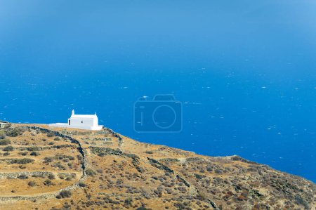 Kirche auf der Kykladen-Insel Folegandros, Griechenland. Blaues Meer