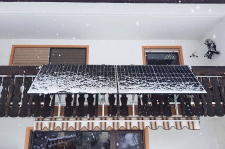 Foto de A balcony power plant in winter. Solar panels to generate electricity in the snow on a balcony. - Imagen libre de derechos
