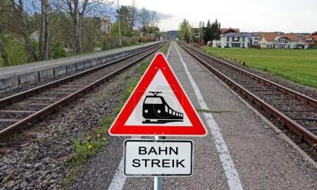 Téléchargez les photos : Frappe sur le chemin de fer. Panneau grève ferroviaire et rails - en image libre de droit