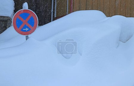 Foto de Un semáforo cubierto de nieve en invierno - Imagen libre de derechos
