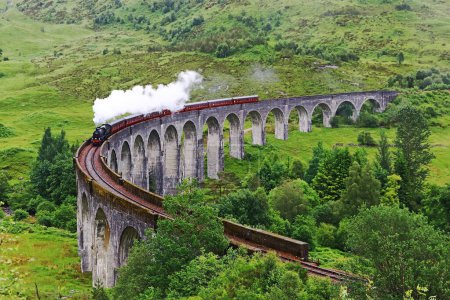 Téléchargez les photos : La locomotive à vapeur sur le célèbre viaduc Glenfinnan en Écosse - en image libre de droit